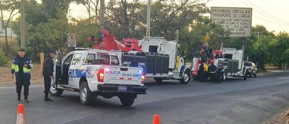 Desvían el tráfico en el redondel El Ángel por vuelco de pipa que transportaba combustible