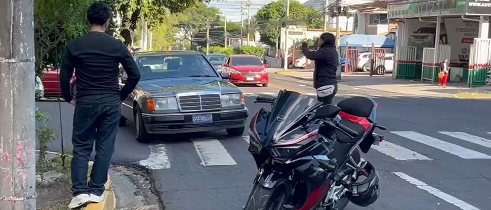 Sancionan a conductora que escapó tras chocar con moto en la avenida Olímpica