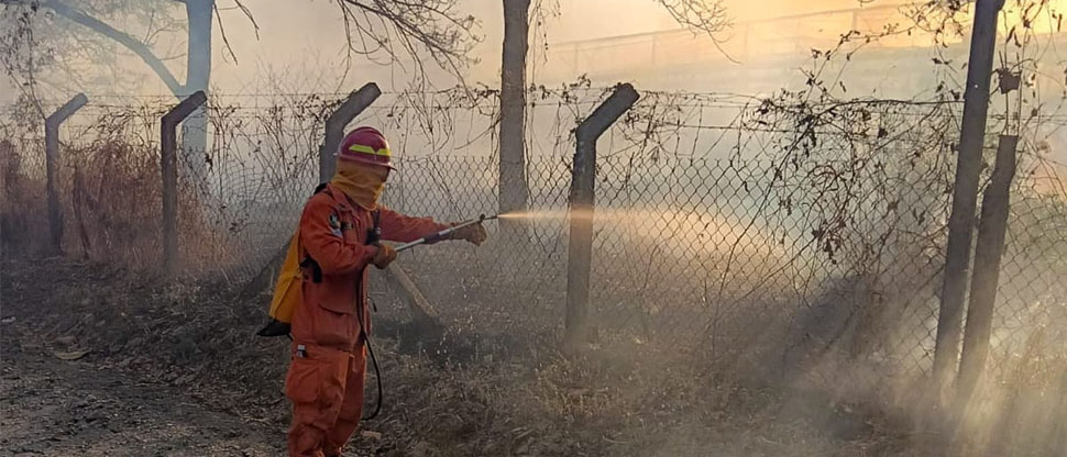 Sofocan incendio en maleza seca y hojarasca en el cantón Talcualuya, San Juan Opico