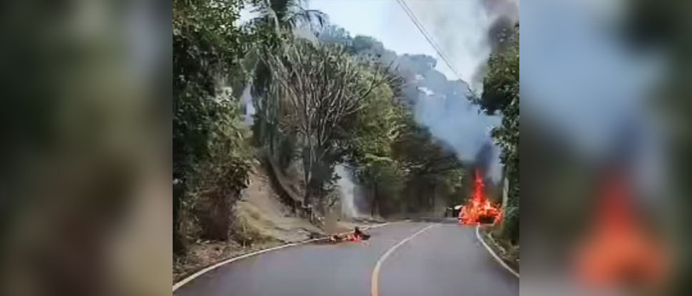 Voraz incendio reduce a cenizas a un carro en la carretera a Tepecoyo, La Libertad 