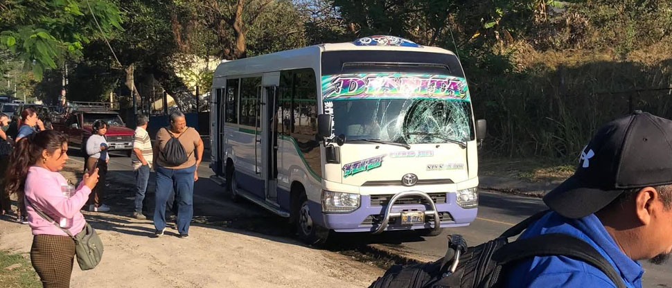 Joven se lanza contra microbús de la ruta 100-A tras pelea con su pareja 