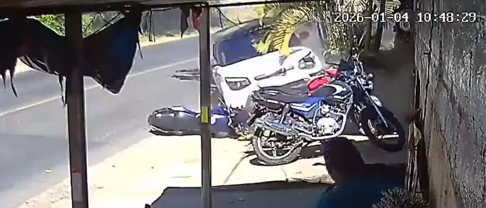 Este es al instante cuando Kia Soul se pasa llevando varias motos estacionadas en Santa Ana