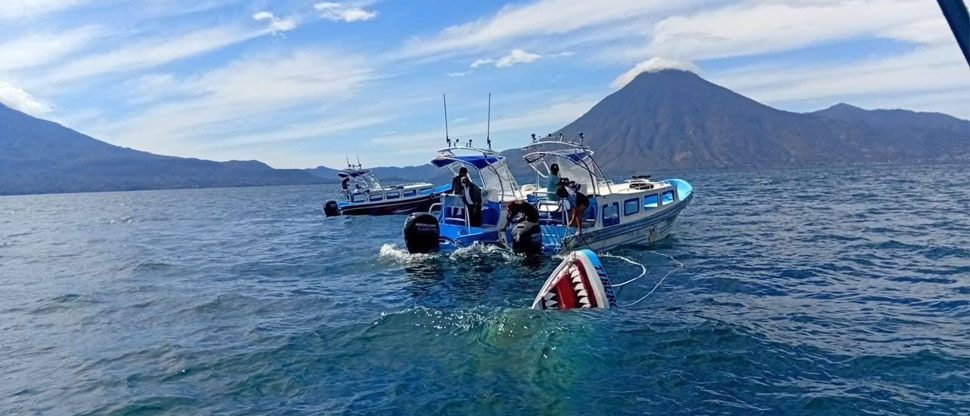Fuertes vientos vuelcan lancha en el lago de Atitlán, Guatemala, hay una fallecida y un niño desaparecido