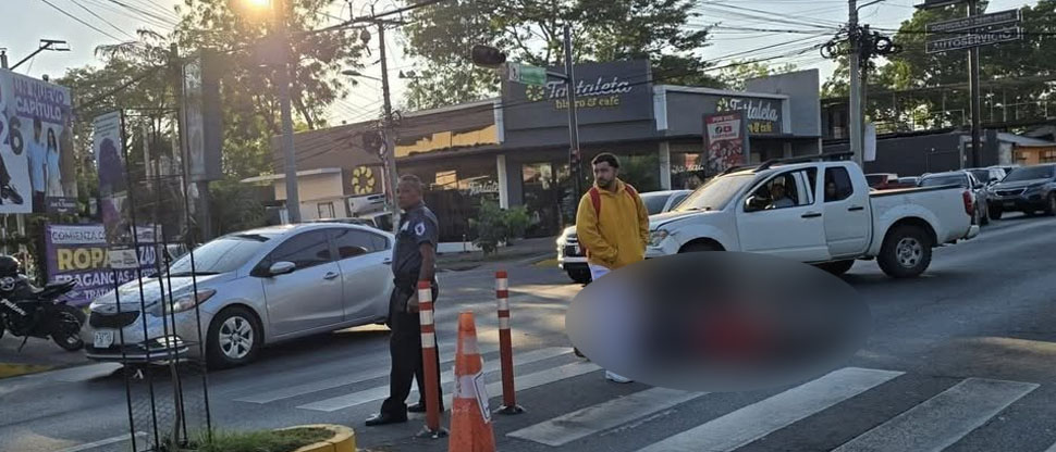 Motociclista y su acompañante quedan tendidos en el asfalto tras chocar contra pick up en San Miguel