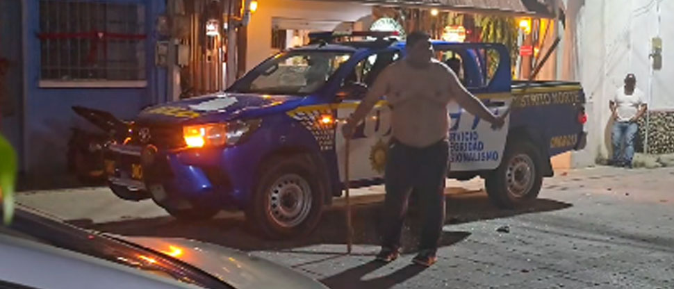 Sujeto con aparentes problemas mentales destroza una patrulla de la PNC en Guatemala