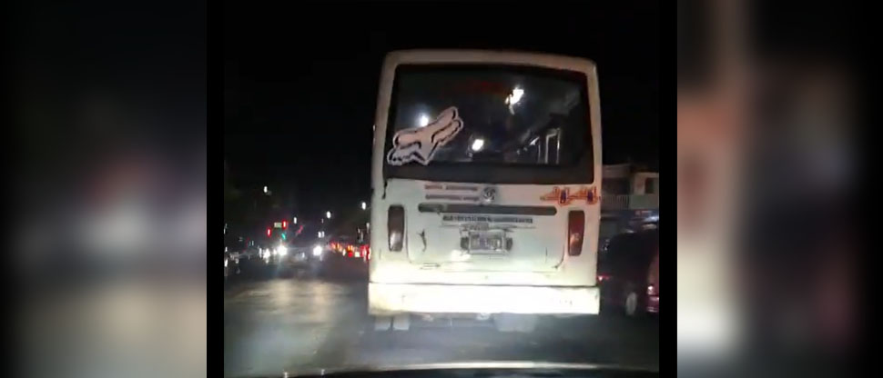 Denuncian a microbús de la ruta 44 por circular “fumigando” las calles de San Salvador