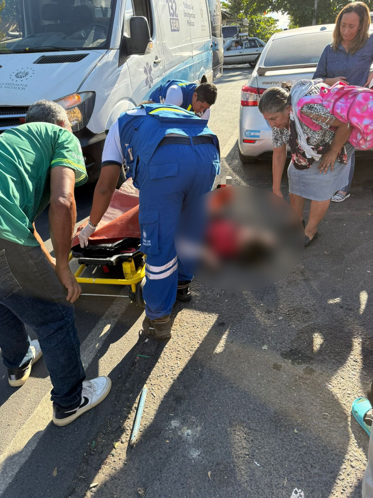 Auxilian a niño atropellado al cruzar la calle sin supervisión en ...