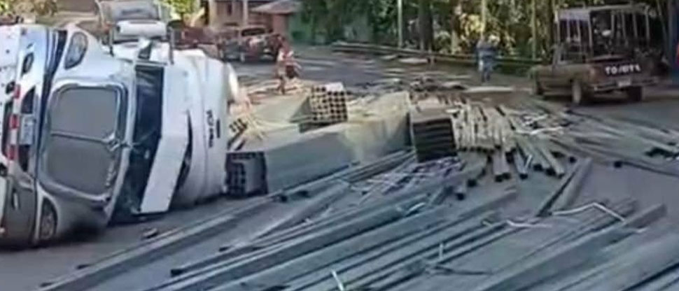 Este es el momento exacto cuando tráiler cargado con hierro vuelca en Mercedes Umaña