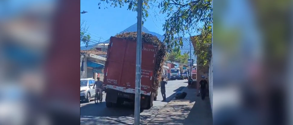 Denuncian a rastra cañera circulando sobrecargada