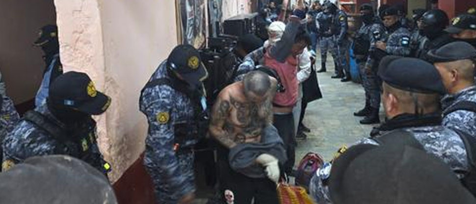 Descubren licor y celulares durante requisa en el penal de Pavón, Guatemala