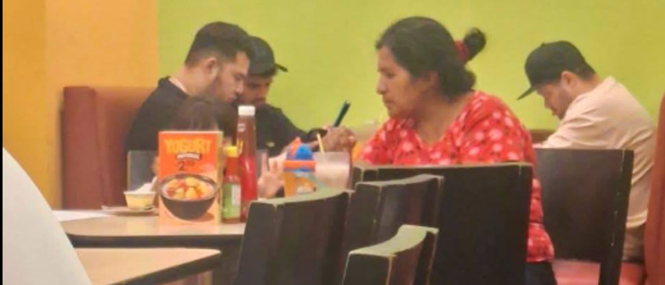 Empleados de popular restaurante invitan a comer a señora y una niña que vendían dulces