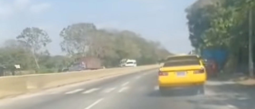Captan instante justo cuando taxi embiste a moto que intentaba cruzar carretera Acajutla