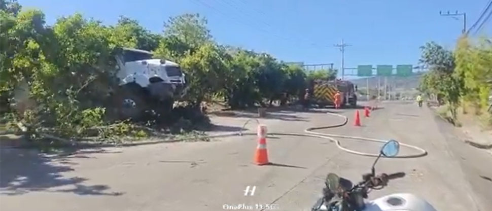 Trasiegan de forma segura combustible de pipa volcada cerca del redondel El Ángel