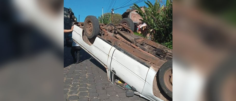 Pick up vuelca cerca de centro escolar en Morazán debido a falla mecánica
