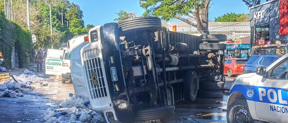 Publican video del instante cuando camión repartidor de sodas volcó en San José Villa Nueva