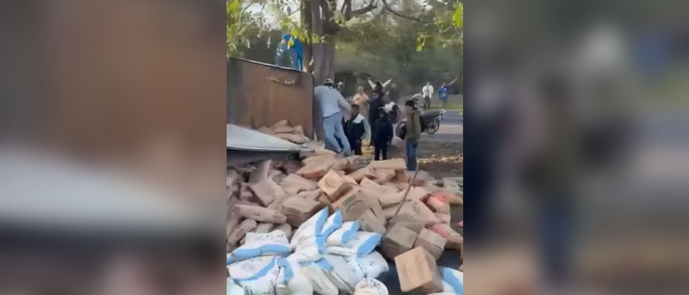 Camión vuelca tras chocar contra valla en San Andrés, Ciudad Arce