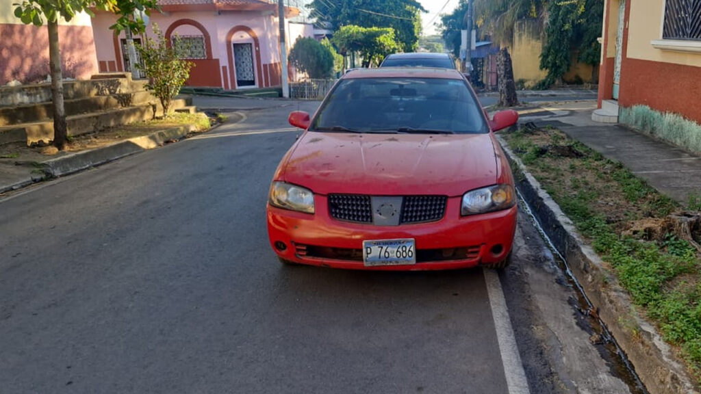 Reportan carro abandonado desde hace varias semanas en una colonia de Usuluán
