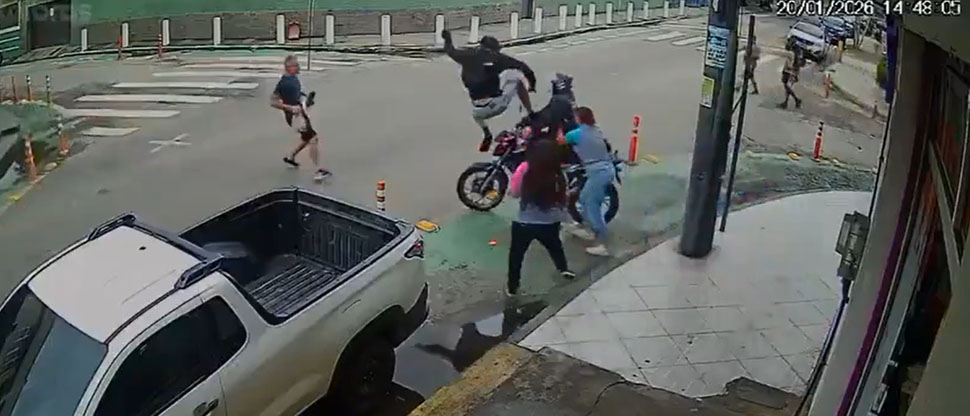 Brasil. sujeto roba a una mujer y recibe una dosis de golpes de varios ciudadanos