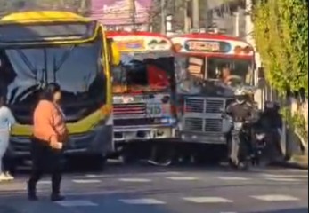 Triple accidente de buses provoca fuerte congestionamiento en el centro de Santa Tecla