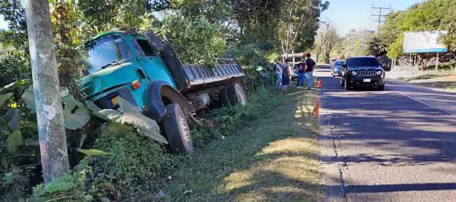 Conductor de camión le fallan los frenos y se accidenta en Usulután
