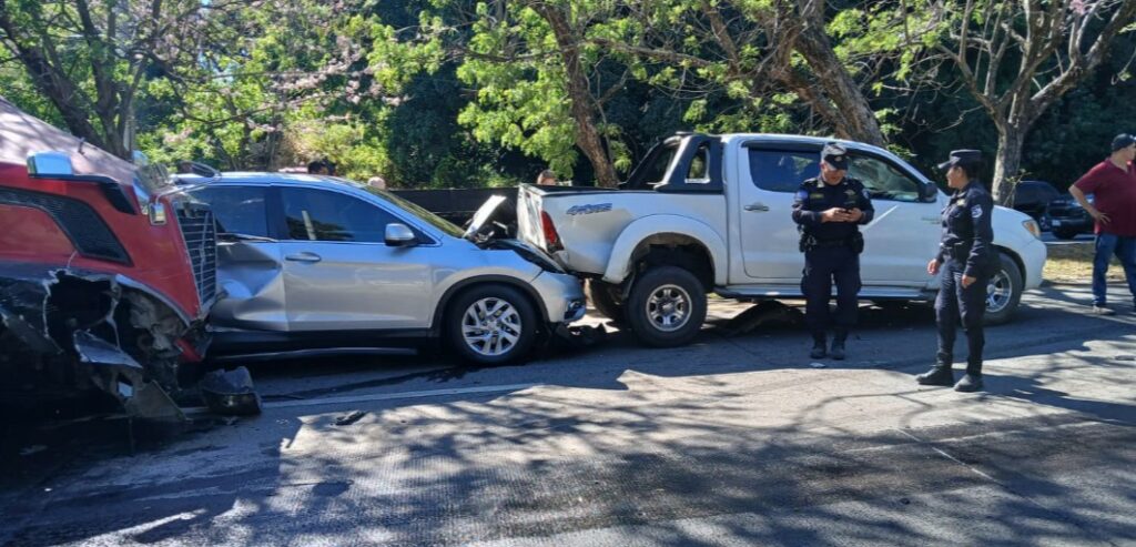 Cinco vehículos involucrados en accidente de tránsito en la autopista a Comalapa