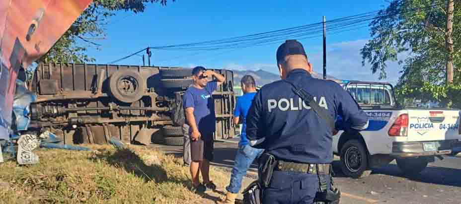 Camión que impacta contra valla publicitaria dejó 4 lesionados