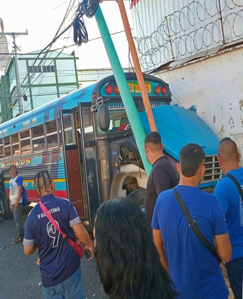 Fuerte accidente entre autobús de la ruta 218 y sedán en Santa Ana