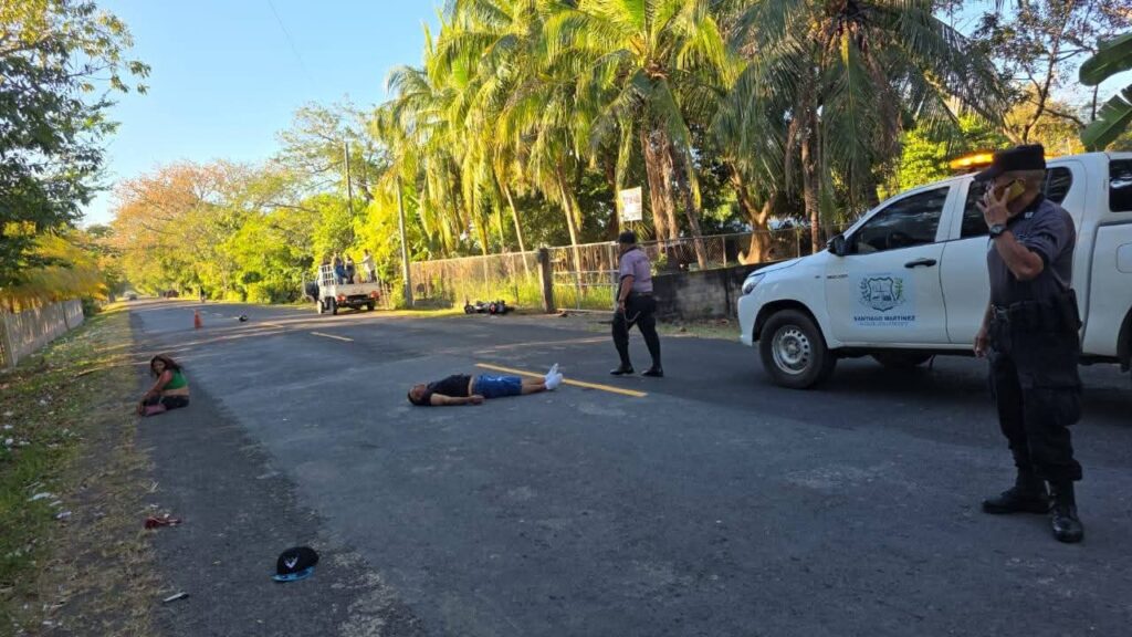 Dos motociclistas lesionados en accidente sobre carretera a playa El Espino