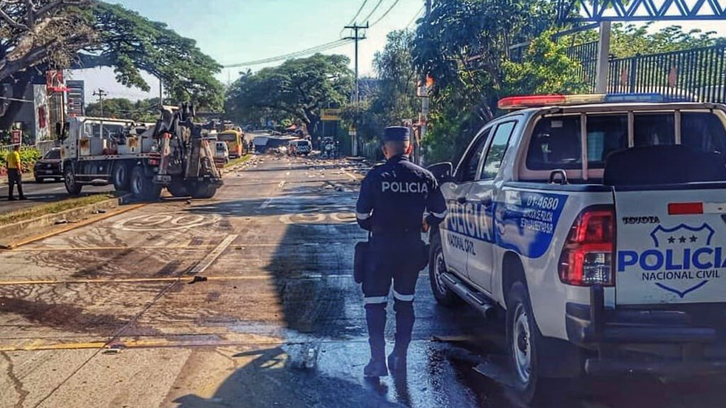 Policía confirma cinco lesionados por accidente en carretera al Puerto; el paso está cerrado