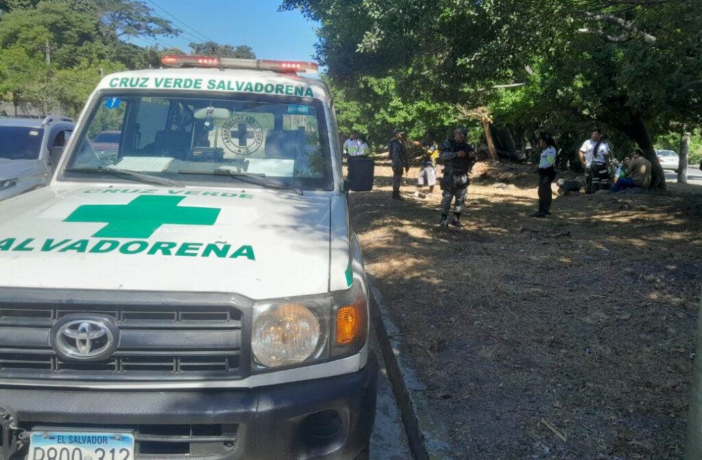 Conductor resulta lesionado tras volcar en autopista a Comalapa