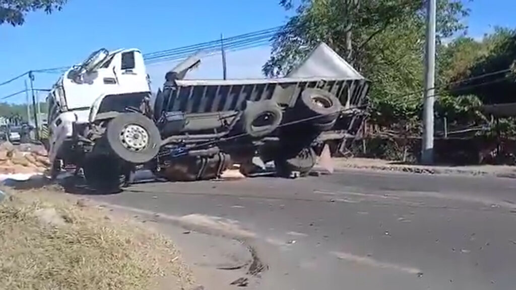 Grúa del VMT moviliza camión que volcó esta mañana en Ciudad Arce