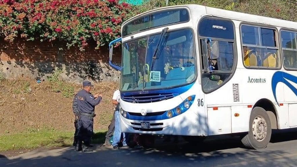 Anciana sufre fuerte lesión tras caer de un bus en Santa Ana