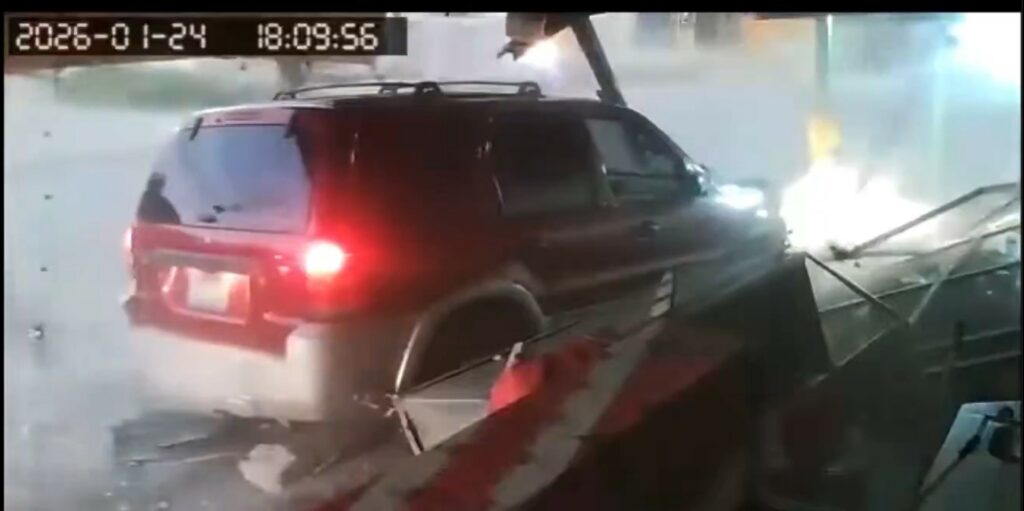 Cámara registra momento exacto de aparatoso accidente en Santa Ana