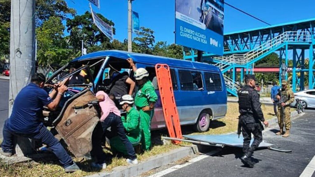 Aparatoso accidente deja a un adulto y un menor lesionados en Cuscatlán