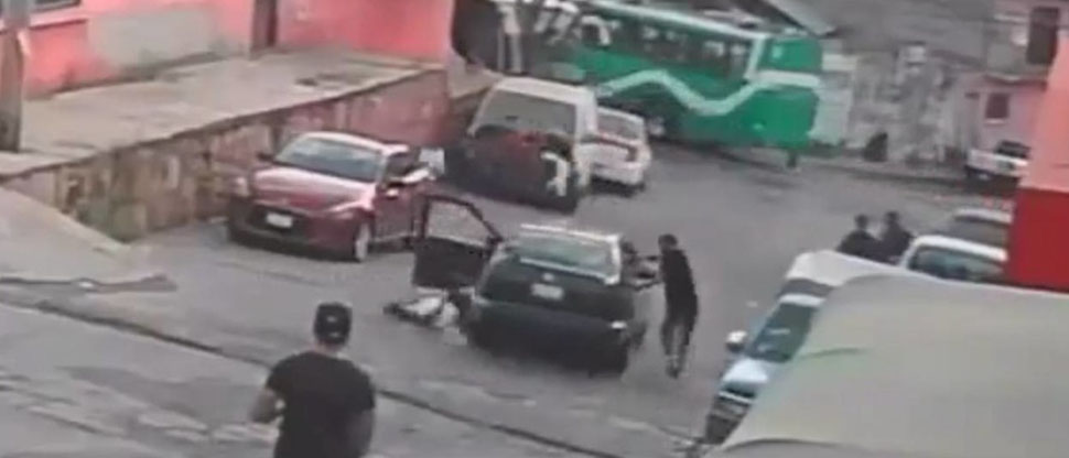 México: jóvenes pierden su auto cuesta abajo mientras bebían en la calle