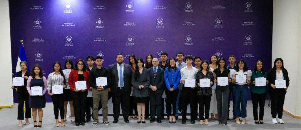 Jóvenes salvadoreños son beneficiados con becas para estudiar en la Universidad Zamorano