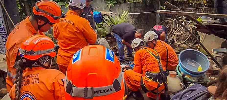 Rescatan a mujer tras caer en un pozo en Colón