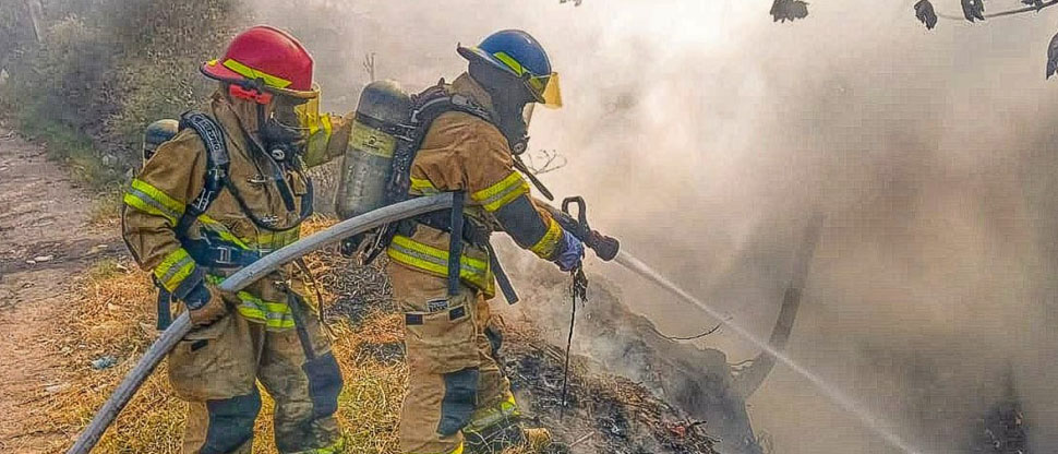 Bomberos extinguen incendio en terreno baldío en San Vicente