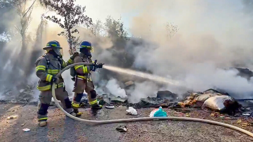 Sofocan incendio en un terreno baldío sobre carretera Panamericana