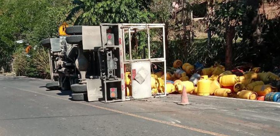 Camión que transportaba tambos de gas vuelca arrojando su carga en la calle