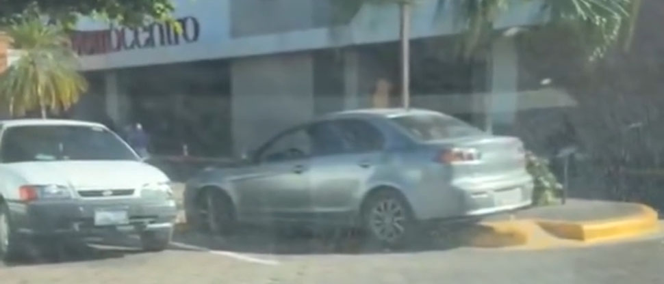 ¿Baby Meshy eres tú?: automovilista se sube a acera en estacionamiento de popular centro comercial