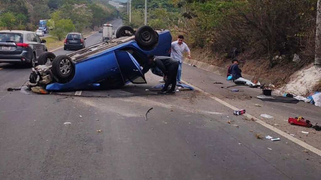 Aparatoso accidente deja lesionados en carretera de Oro