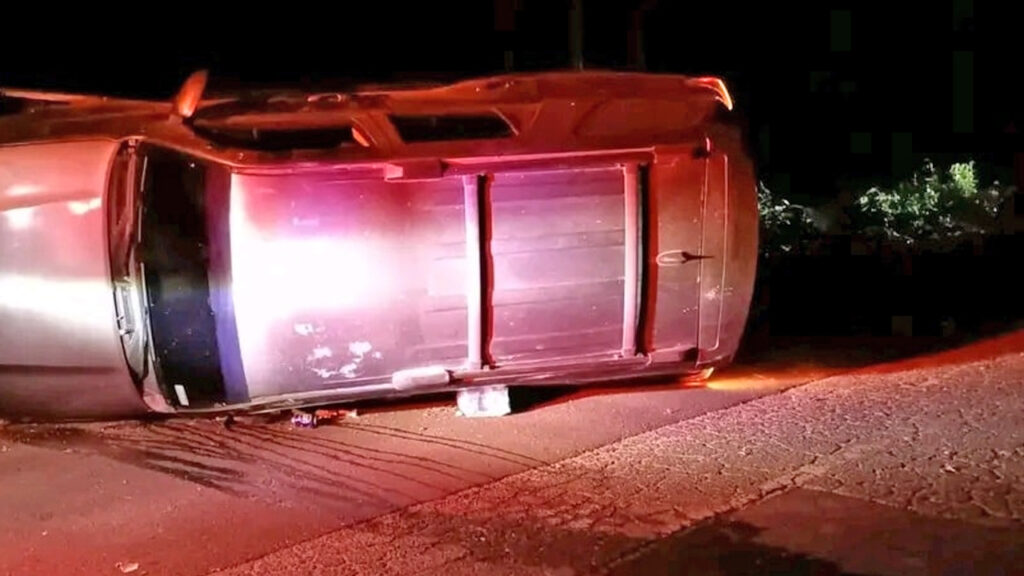 Conductor resulta ileso tras volcar en carretera a Cabañas