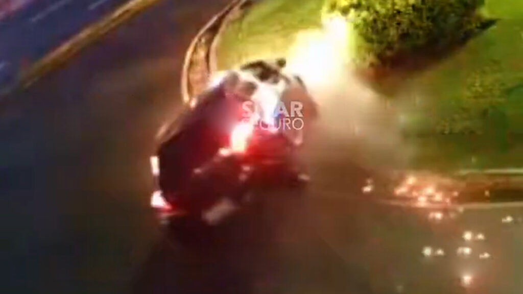 Momento exacto en que conductor pierde el control y vuelca en Los Proceres