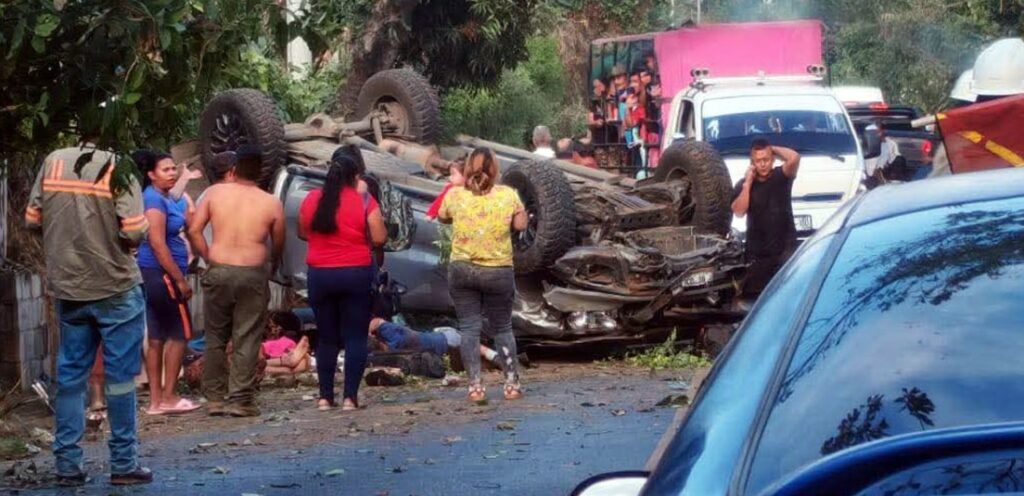 Al menos una persona fallecida y varios heridos en aparatoso accidente en Los Naranjos
