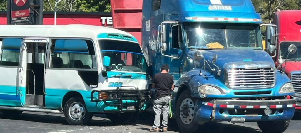 Coaster de la 38 se estrella contra una rastra en la carretera Troncal del Norte