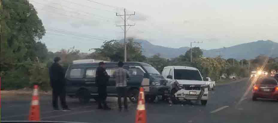 Conductores pierden el control e impactan en Chalchuapa