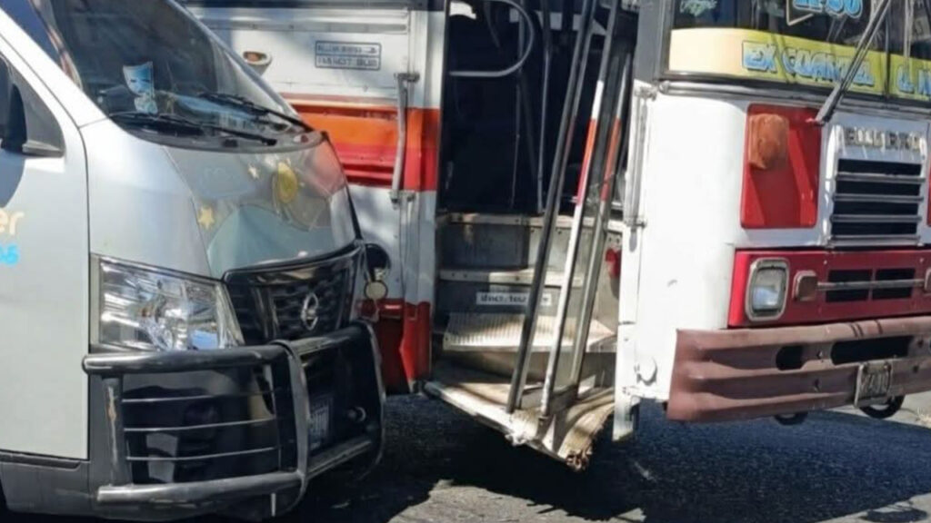 Choque entre bus y microbús genera tráfico vehicular en el centro de San Salvador