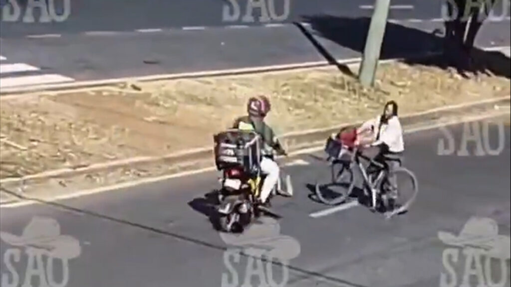 El momento exacto cuando ciclista y motociclista chocan en la Panamericana