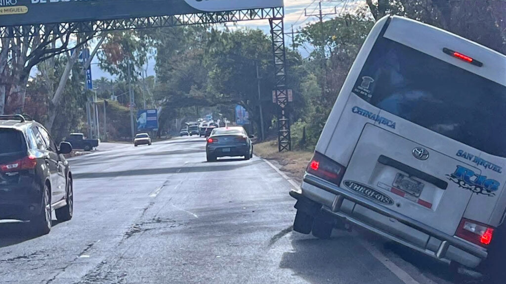 Microbús del transporte público se accidenta y queda al borde de una cuneta en San Miguel